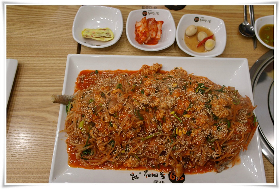기본반찬과 동태전의 모습