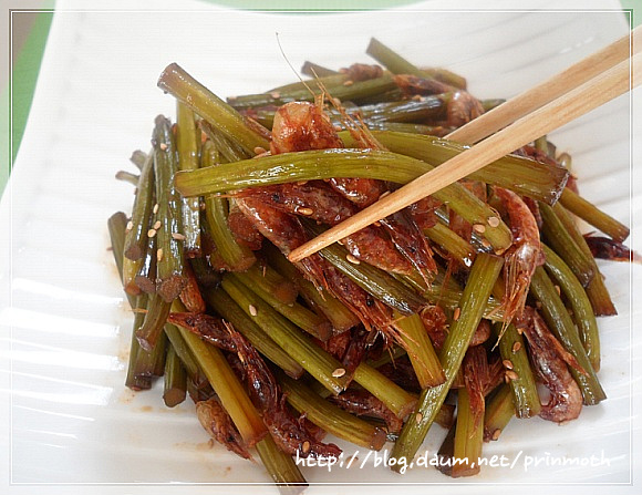 한가지 재료로 만든 완전 다른 두가지 맛~~ 마늘쫑 새우 볶음