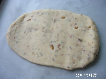 파칸이 들어간 치즈크림빵