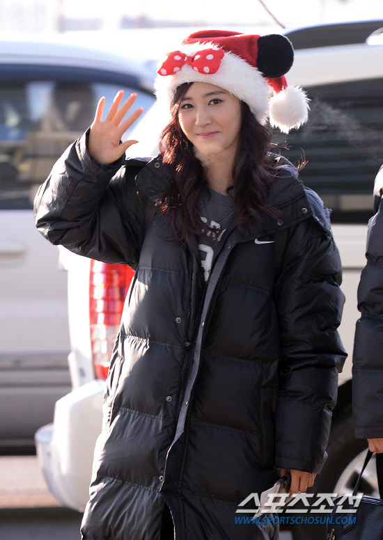 [PIC][24-12-2012]SNSD khởi hành đi Nhật Bản vào sáng nay + 8 thành viên đeo bờm giáng sinh trước sân bay + Sunny vắng mặt vì ốm 1232523D50D7AAB8096481