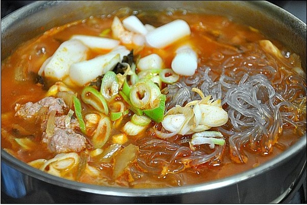 다른 반찬이 필요없는 션한맛의 소시지 김치찌개