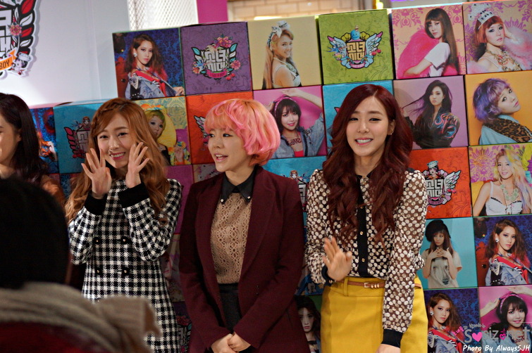 [PIC][02-31-2013]SNSD ghé thăm "Lotte Young Plaza" tại Myeongdong vào trưa nay - Page 2 142B8E4E50E405E107411E