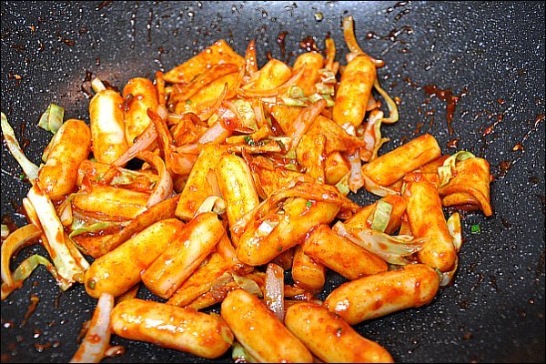 밥과 먹는 떡볶음과 밥에 비벼먹는 떡볶이