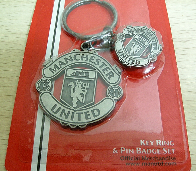 NEW Manchester United FC Official Metal Keyring Keychain Badge Set