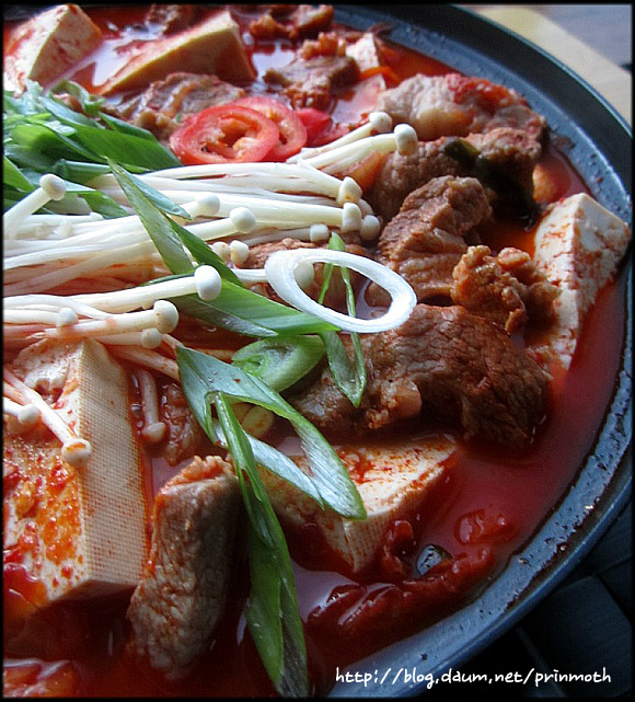 엄마의 김치찌개 밥상 이미지