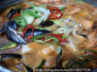 단맛이 날 정도로 싱싱한 새우홍합두부탕