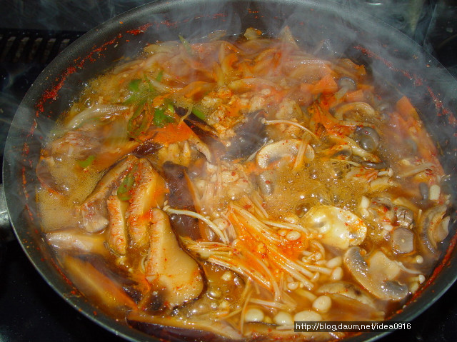 진한 소고기육수로 맛을낸 버섯전골