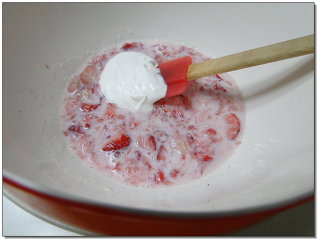 딸기와 우유로 만든 화사한 디저트~ 딸기밀크무스