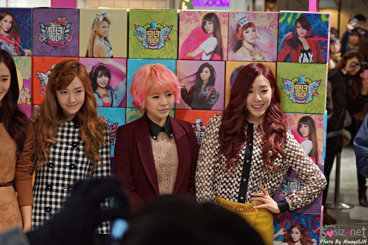 [PIC][02-31-2013]SNSD ghé thăm "Lotte Young Plaza" tại Myeongdong vào trưa nay - Page 2 1931144C50E405E735DCC1