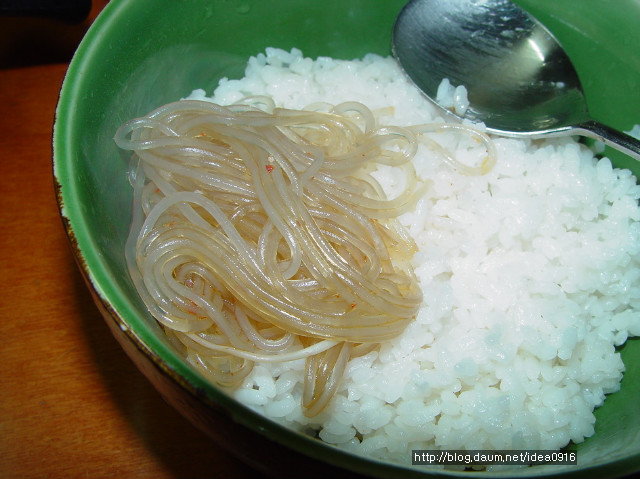 진한 소고기육수로 맛을낸 버섯전골