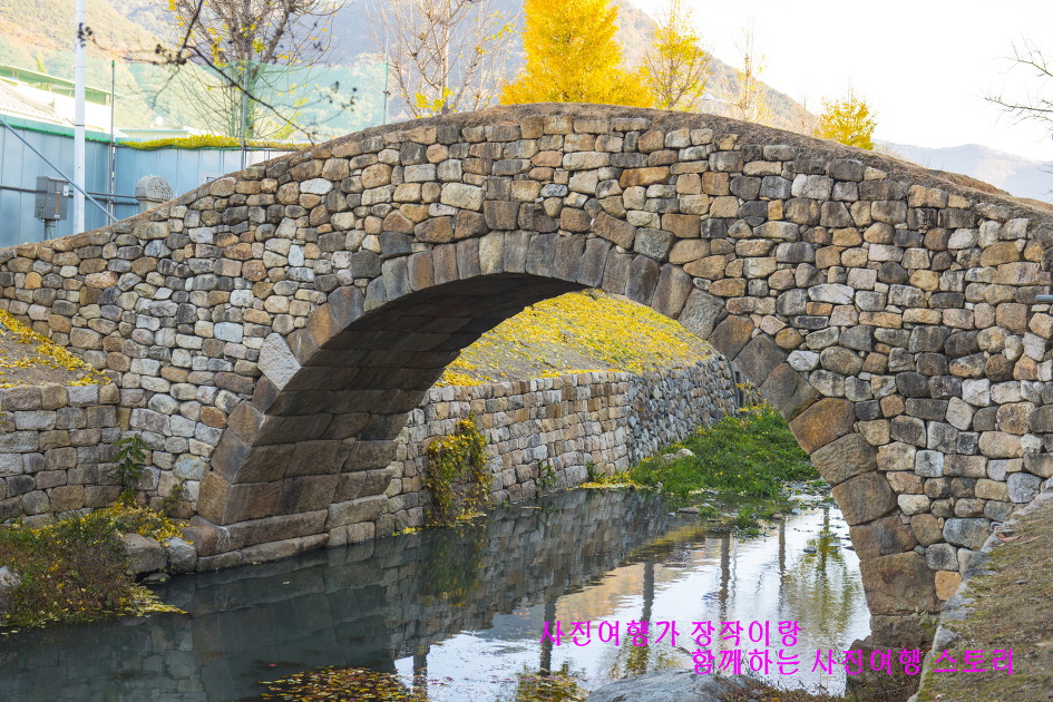 돌바위로 하나하나 엮어 만들어진 영산 만년교