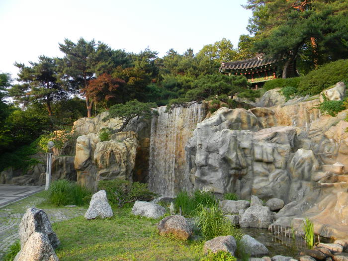 오금공원 인공폭포, 오금동 유래비, 주인 잃은 망주석