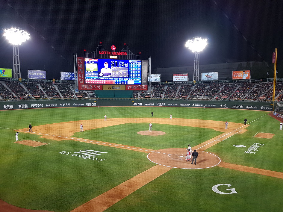 2018년 4월 21일 구덕운동장 축구경기 보고 야구장으로...