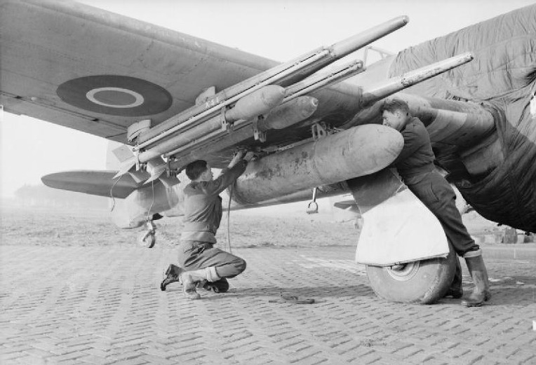 영국 공군의 독일군 기갑 차량 격파 필살 무기였던 RP-3 로켓탄 -German Panzer perfect striked Weapons by RCAF Hawker Typhoons  RP-3 Rocket 