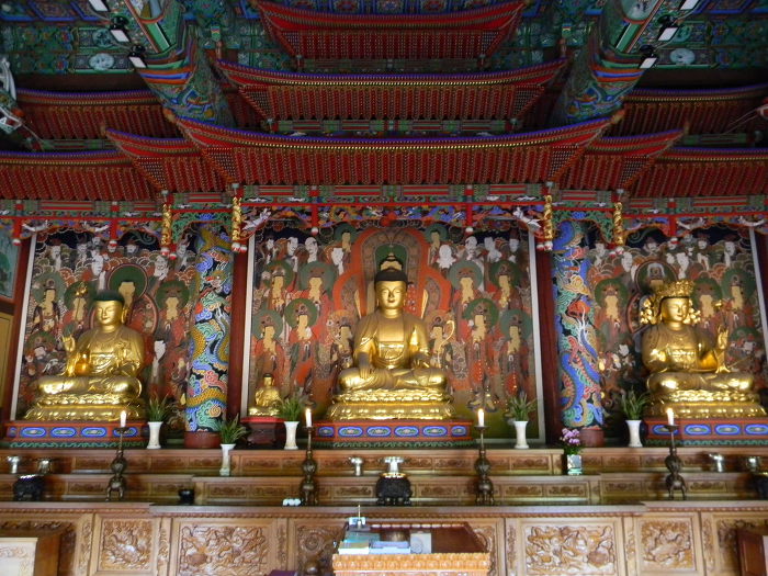 아차산 영화사의 오래된 보물이자 밥줄, 미륵석불입상 (미륵전, 오색연등이 걸린 숲길, 대웅전)