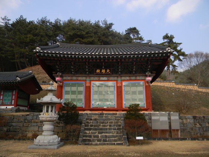 금산 보석사의 보석들 (보석사 대웅전, 목조석가여래삼존좌상, 은행나무)