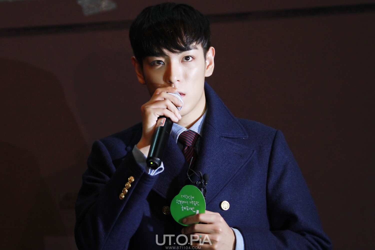 [5/11/13][Pho] TOP @  Lotte quảng bá phim 'The Commitment' (4/11/13) 213562415277F6011E6B2F